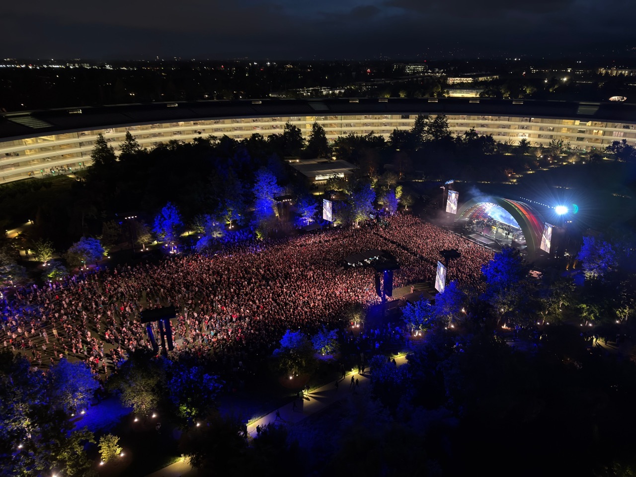 Groß Apple 50 year anniversary Cupertino Apple Park stage
