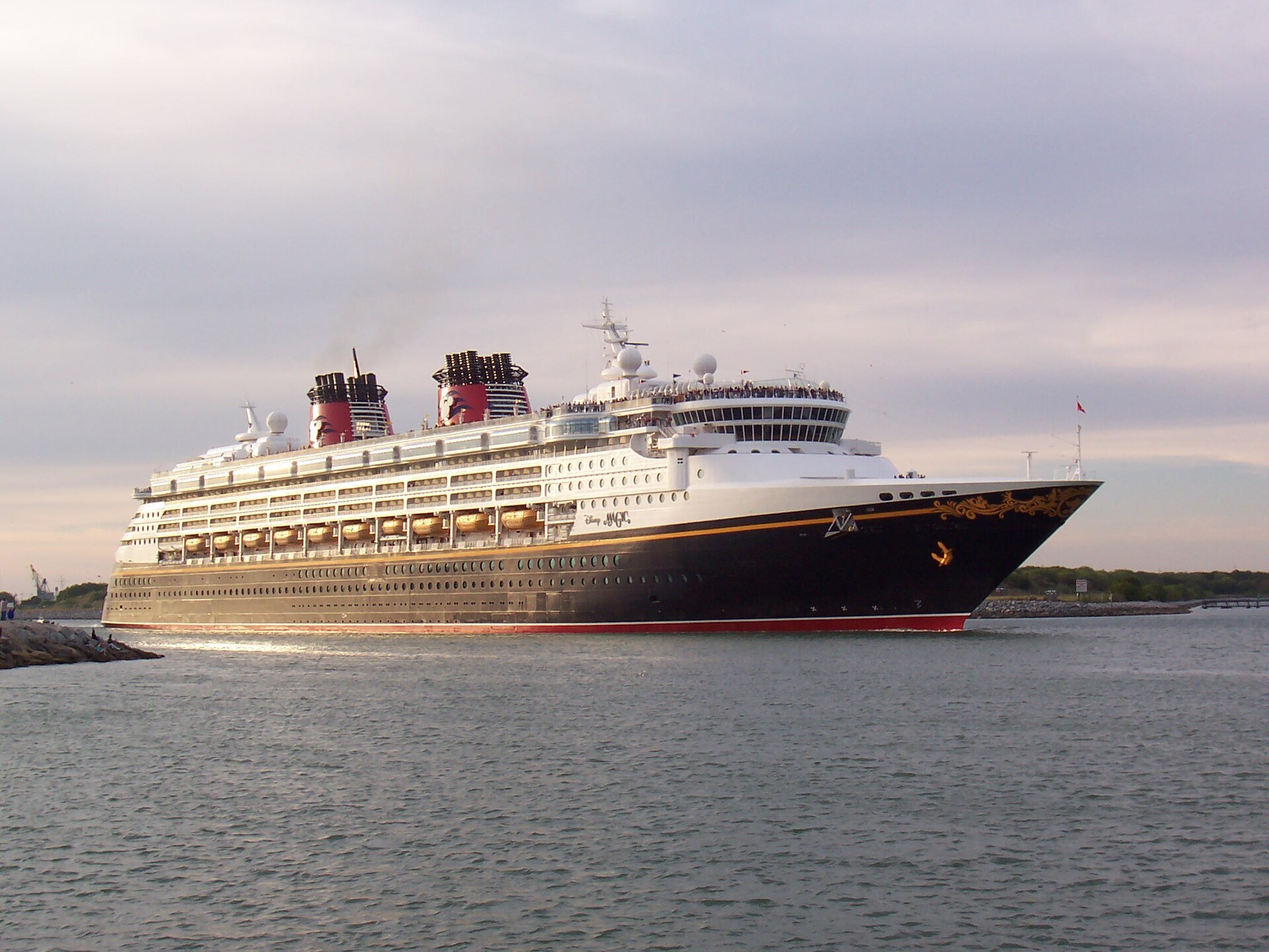 Disney Magic departing Port Canaveral in 2005. Source: CC BY 2.0