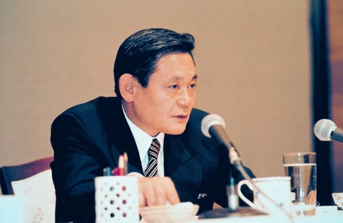 Late former Samsung Electronics Chairman Lee Kun-hee delivers New Management Initiative speech in Frankfurt, Germany on June 7, 1993. Source: koreaherald.com